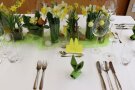 festlich gedeckte Tafel mit Narzissen