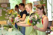 Studierenden binden Blumensträuße