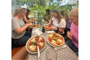 Personen beim Pizzaessen
