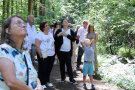 Zuhörergruppe im Wald