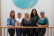 Fünf Frauen stehen an Balustrade