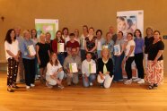viele Personen stehen vor zwei Roll-ups