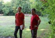Zwei Männer im roten T-Shirt