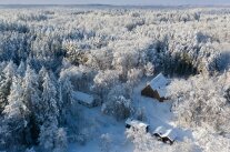 Das Walderlebniszentrum Grafrath in verschneiter Winterlandschaft